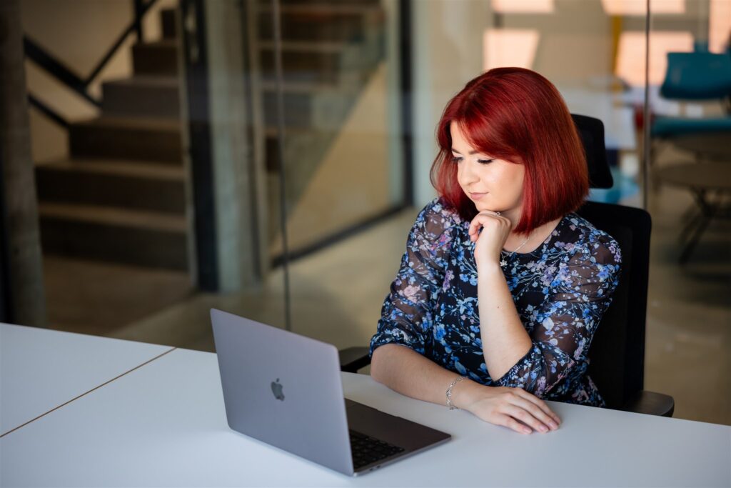 asystentka z laptopem